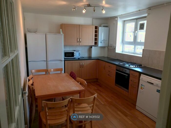 4 Bedroom Flat To Rent In Whiteness House, London, SW9