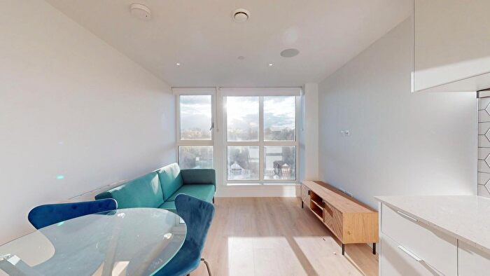 2 Bedroom Flat To Rent In Beverley Way, London, SW20