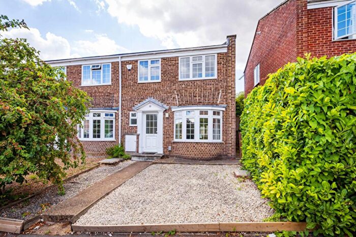 3 Bedroom Terraced House For Sale In Lynwood, Guildford, GU2