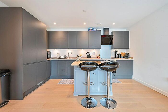 2 Bedroom Flat To Rent In Copley Close, Hanwell, W7