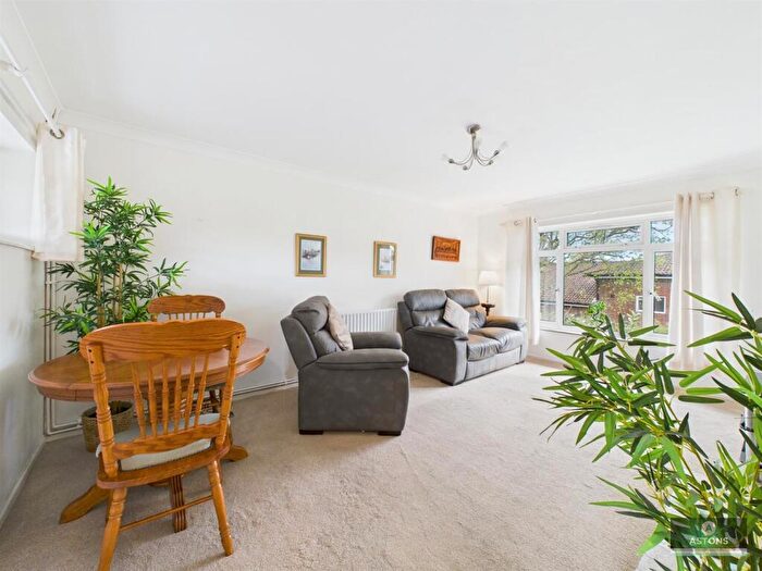 2 Bedroom Maisonette For Sale In Pound Hill Parade, Pound Hill, RH10