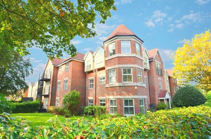 2 Bedroom Flat To Rent In Overton Road, Sutton, Surrey, SM2