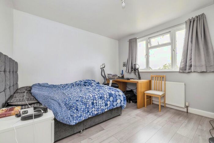 5 Bedroom Semi-Detached House For Sale In Kingshill Drive, Harrow, HA3