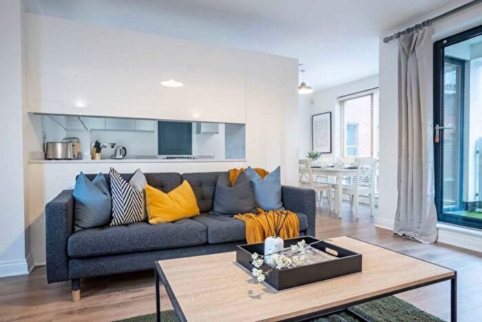 4 Bedroom Flat To Rent In Benbow Road, London, W6