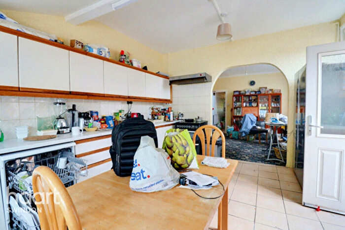 6 Bedroom Semi-Detached House For Sale In County Road, Swindon, SN1