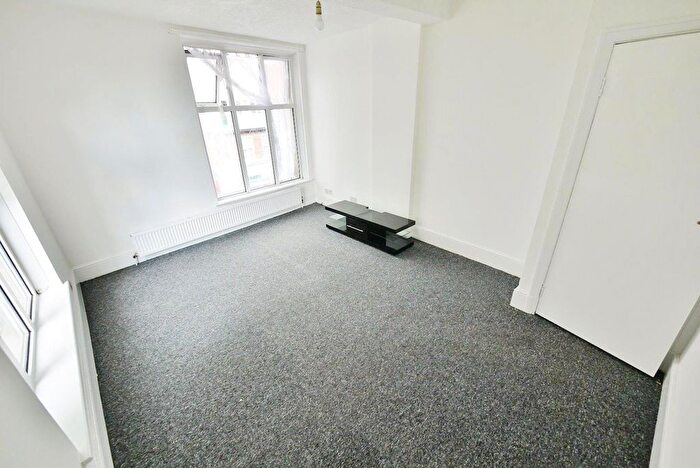 2 Bedroom Flat To Rent In High Street, Brentwood, Essex, CM14