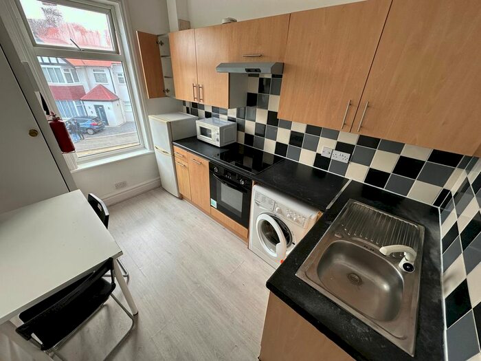 4 Bedroom Flat To Rent In Bell Lane, London, NW4