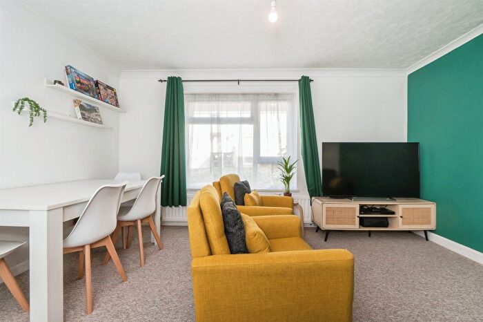 2 Bedroom Flat For Sale In Chawton Close, West End, Southampton, SO18