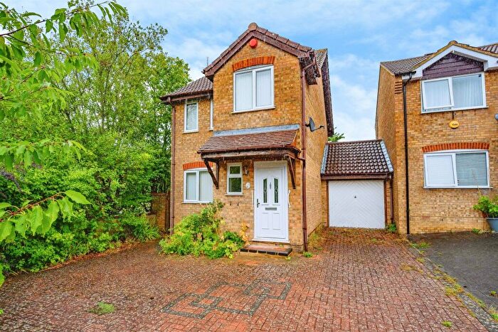 3 Bedroom Link Detached House For Sale In Benington Close, Luton, LU2
