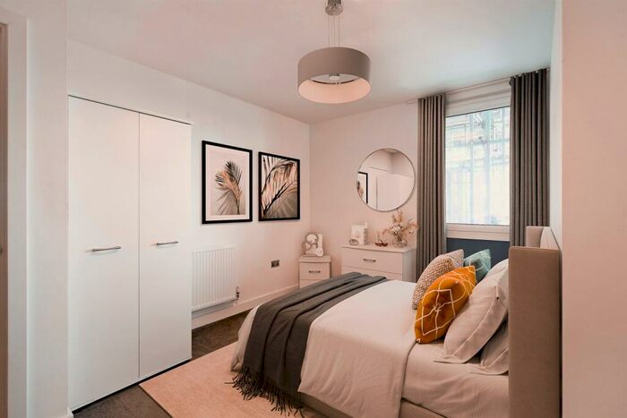 3 Bedroom Flat To Rent In Bedroom Property In London, E15