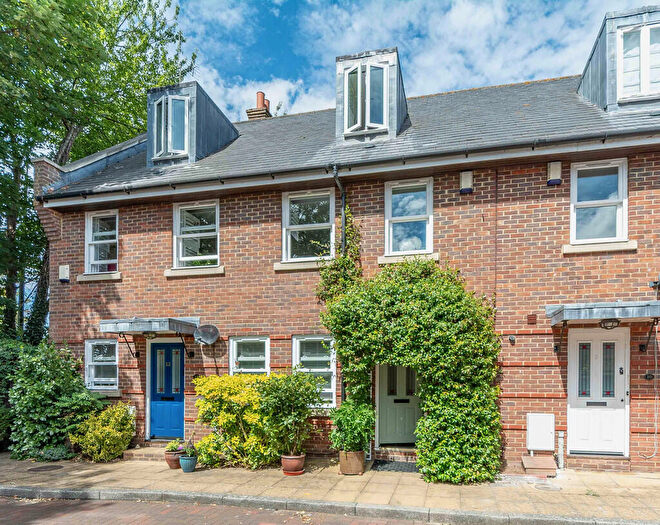 3 Bedroom Maisonette For Sale In Wheelwrights Close, Arundel, BN18