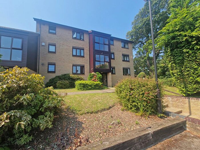 3 Bedroom Flat To Rent In Victoria Road, Netley Abbey, SO31