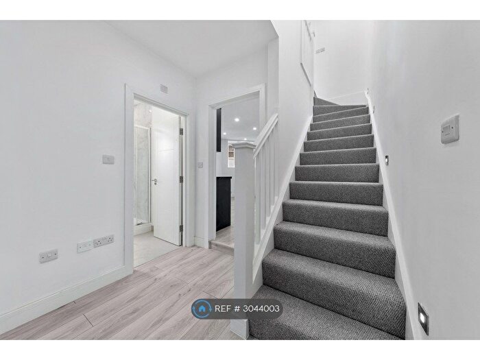 3 Bedroom Flat To Rent In Amhurst Road, London, E8