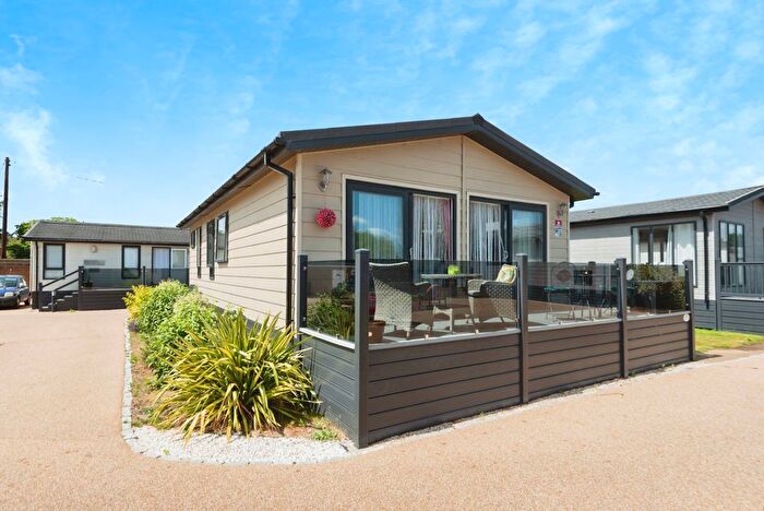 2 Bedroom Mobile/park Home For Sale In Chertsey Lane, Staines-Upon-Thames, TW18