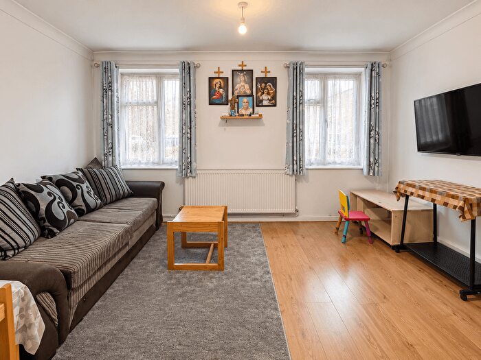 2 Bedroom Flat To Rent In Pinner Grove, Pinner, HA5
