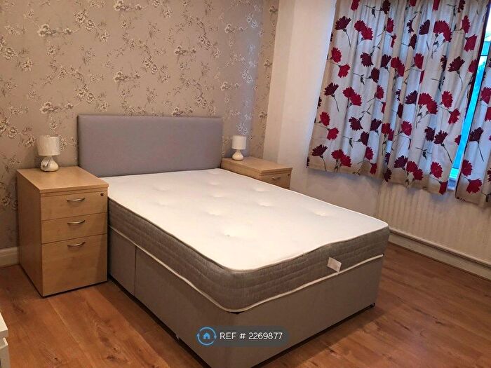 6 Bedroom Semi-Detached House To Rent In Great North Way, Hendon, NW4