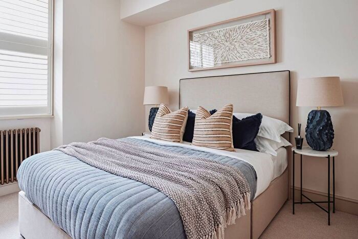 3 Bedroom Flat To Rent In Tregunter Road, Chelsea, London, SW10