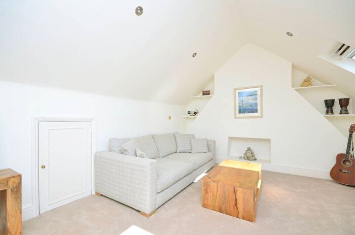 3 Bedroom Flat To Rent In Jeddo Road, Shepherd's Bush, London, W12