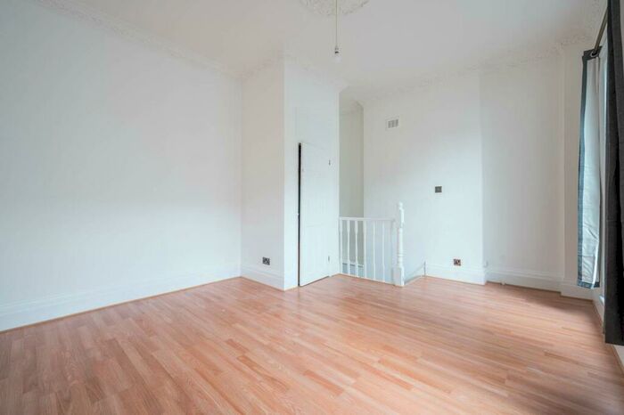 3 Bedroom Flat To Rent In Offord Road, Islington, London, N1