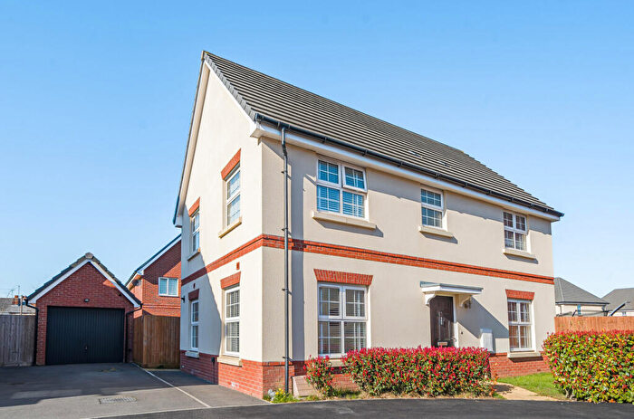 4 Bedroom Detached House For Sale In Coronation Drive, Three Mile Cross, Reading, RG7