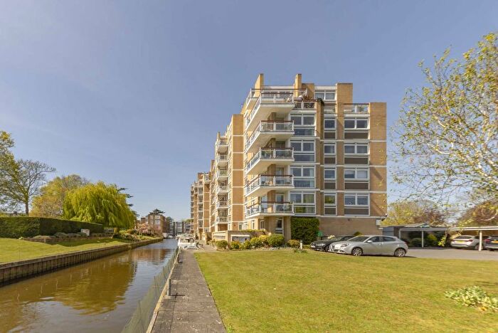 3 Bedroom Flat To Rent In Thamespoint, Teddington, TW11