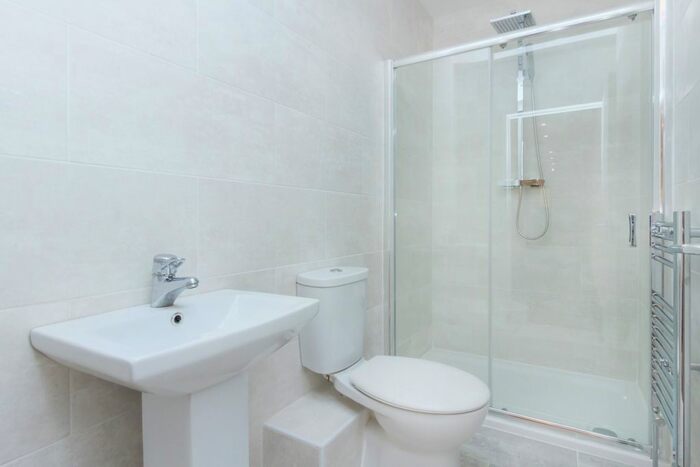 3 Bedroom Flat To Rent In Mile End Road, London, E1