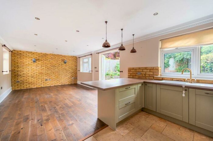 3 Bedroom Flat To Rent In Brondesbury Park, Brondesbury Park, London, NW2