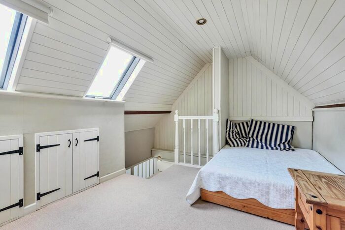 3 Bedroom Semi-Detached House For Sale In Peakfield, Frensham, Farnham, GU10