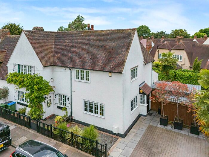 3 Bedroom End Of Terrace House For Sale In Lovelace Green, Eltham, London, SE9