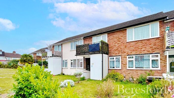 2 Bedroom Maisonette For Sale In Ashdown Walk, Romford, RM7