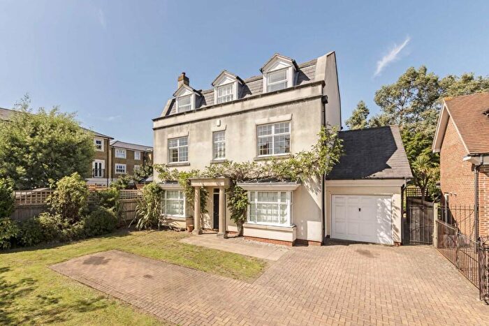 6 Bedroom House To Rent In Chadwick Place, Surbiton, KT6