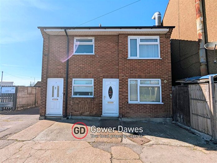 2 Bedroom Maisonette For Sale In Brentwood Road, Chadwell St.Mary, RM16