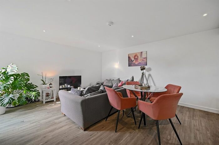 2 Bedroom Property To Rent In Latimer Road, Teddington, TW11