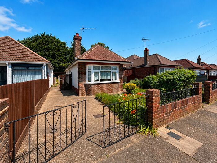 2 Bedroom Detached Bungalow For Sale In Exton Avenue, Luton, LU2