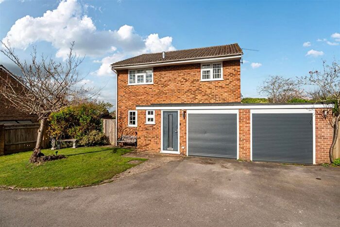 4 Bedroom Property For Sale In Kipling Close, Yateley, GU46