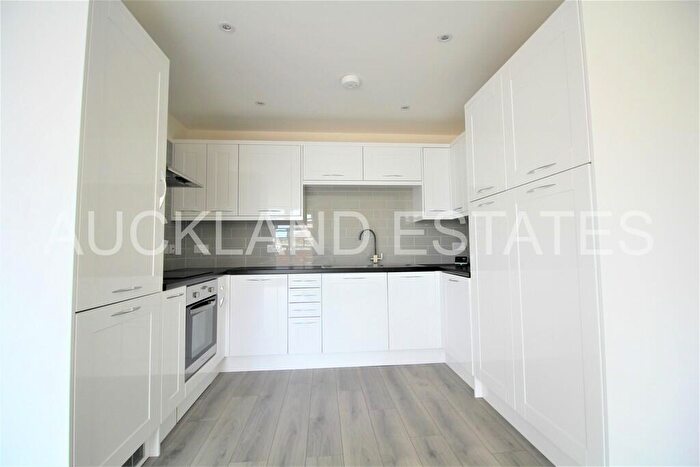 2 Bedroom Apartment To Rent In Mutton Lane, Potters Bar, EN6
