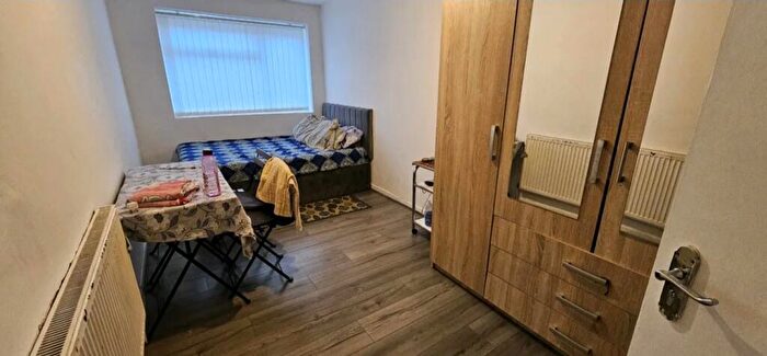 4 Bedroom Flat To Rent In Hathersage Road, Manchester, M13
