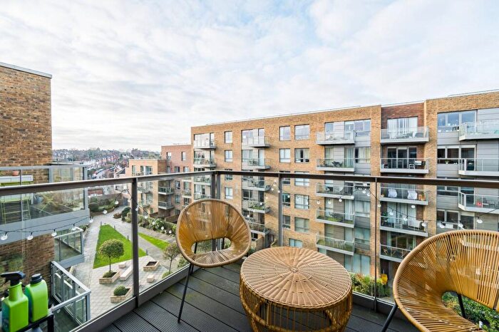 2 Bedroom Flat For Sale In Smithfield Square, Harringay, London, N8