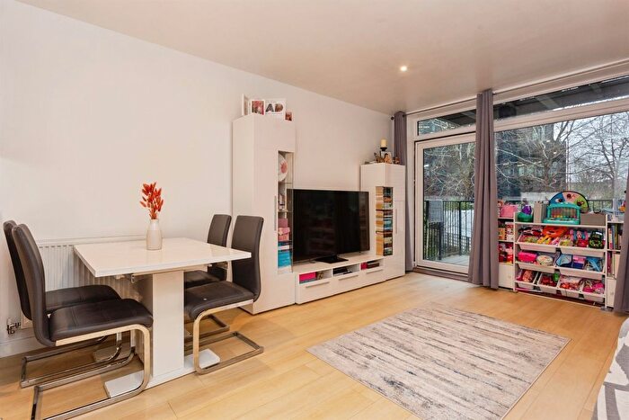 1 Bedroom Flat For Sale In Woodford Road, Watford, WD17