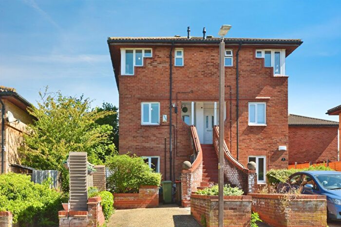 2 Bedroom Maisonette For Sale In Cartwright Place, Oldbrook, Milton Keynes, MK6