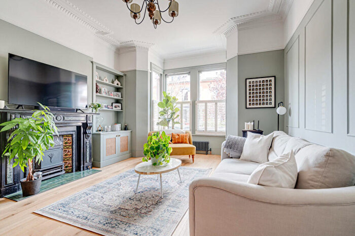 3 Bedroom Apartment For Sale In Drylands Road, Crouch End, N8