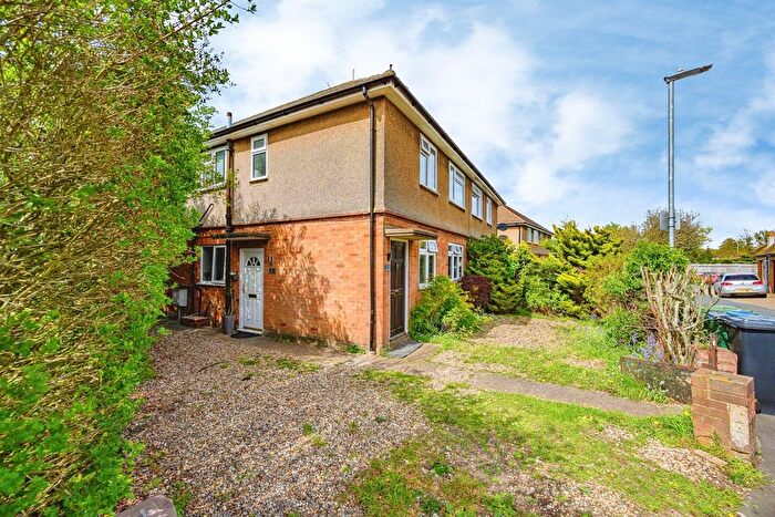 2 Bedroom Maisonette For Sale In Russell Crescent, Watford, WD25