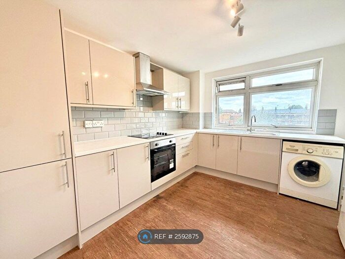 3 Bedroom Flat To Rent In Robinson Road, London, E2