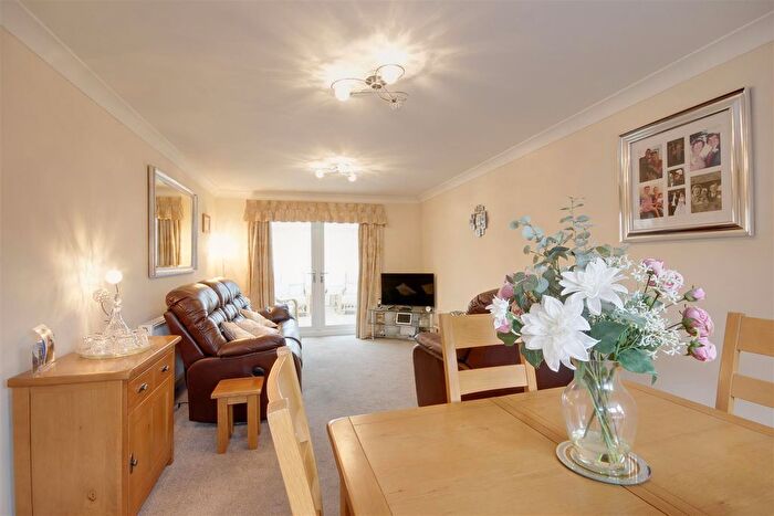 2 Bedroom Detached Bungalow For Sale In Trafalgar Close, Hessle, HU13