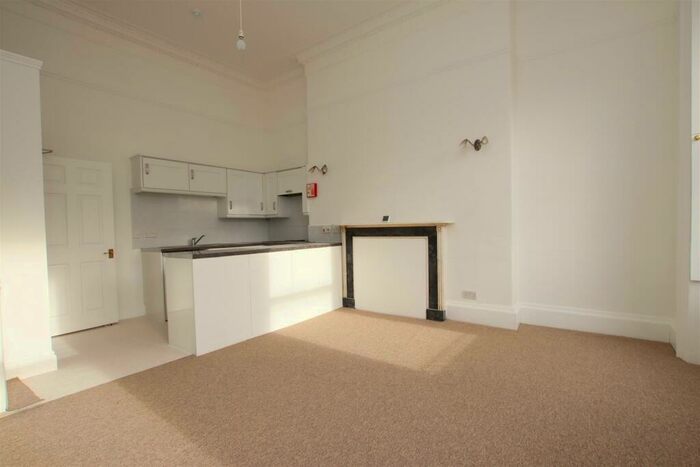 3 Bedroom Flat To Rent In Portland Place, Bath, BA1