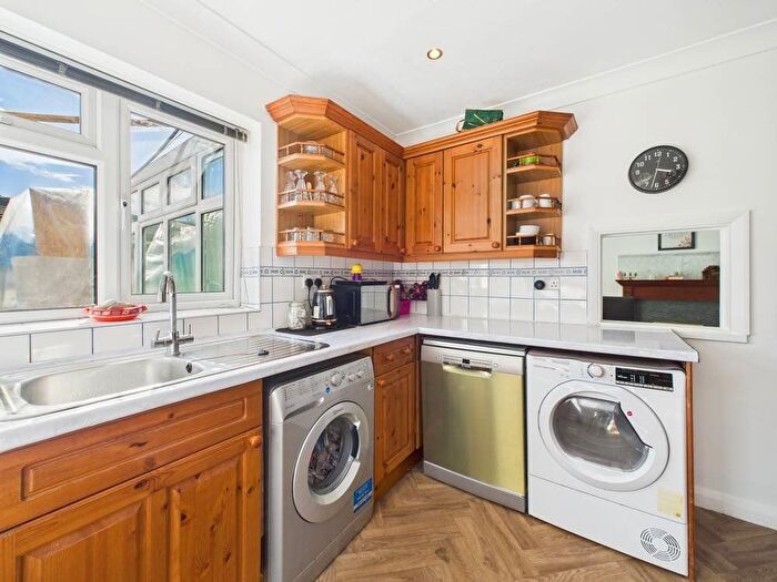 2 Bedroom Bungalow For Sale In Horsham Road, Feltham, TW14