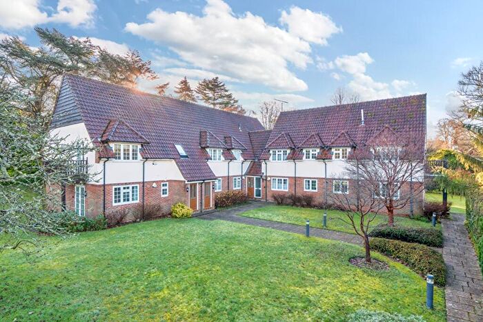 3 Bedroom Flat To Rent In The Close, Farnham, Surrey, GU9