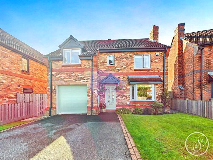 4 Bedroom Detached House For Sale In Field End Garth, Leeds, LS15