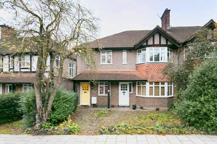 3 Bedroom Flat To Rent In Woodleigh Gardens, London, SW16