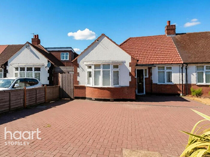 4 Bedroom Bungalow For Sale In Hitchin Road, Luton, LU2